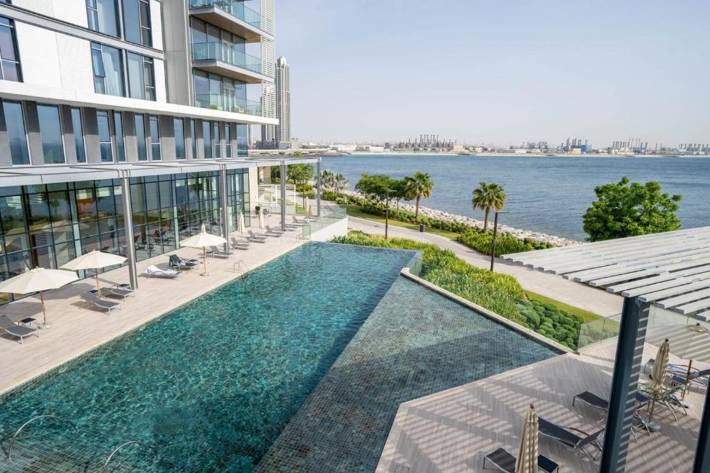 Bazén v ubytování GuestReady - Majestic Ain Dubai from your balcony nebo v jeho okolí