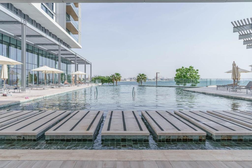 Bazén v ubytování GuestReady - Majestic Ain Dubai from your balcony nebo v jeho okolí
