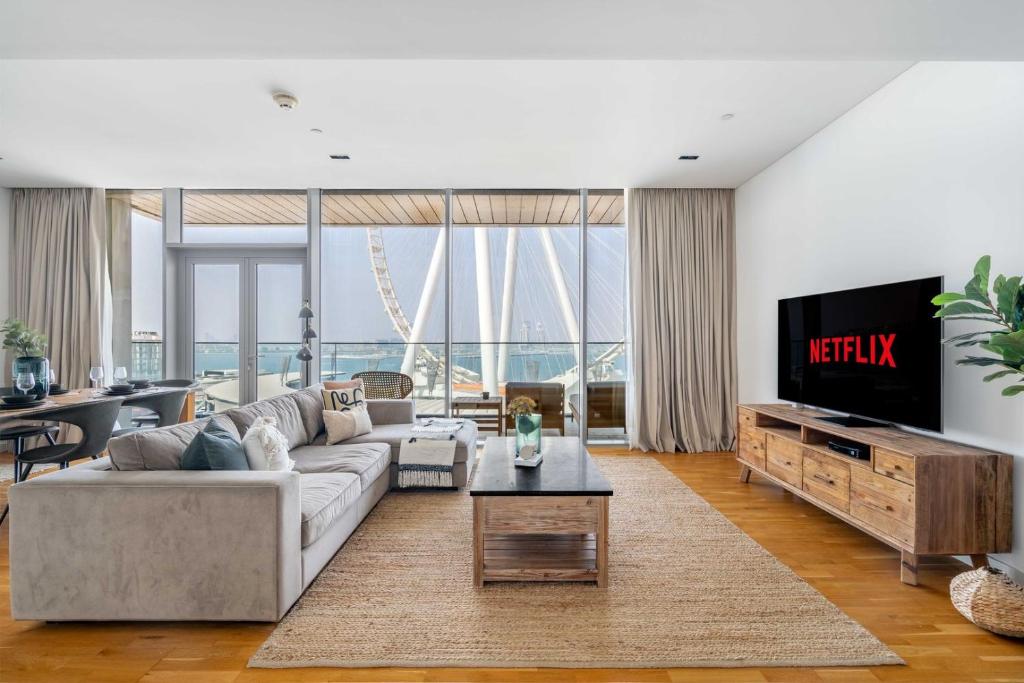 TV a/nebo společenská místnost v ubytování GuestReady - Majestic Ain Dubai from your balcony
