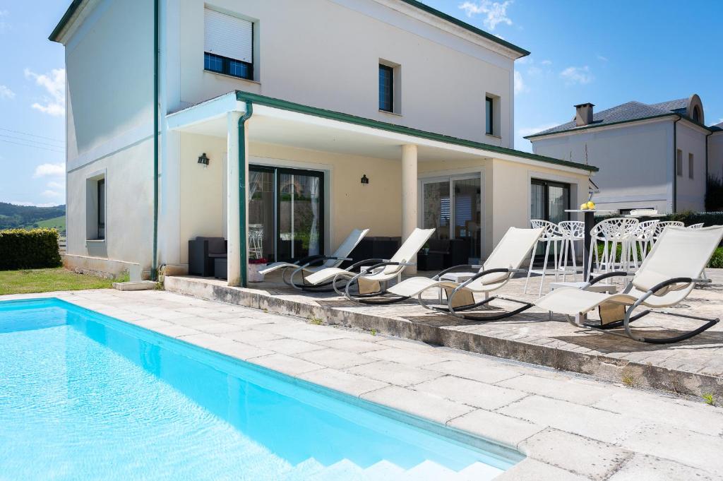 The swimming pool at or close to Fidalsa Majestic