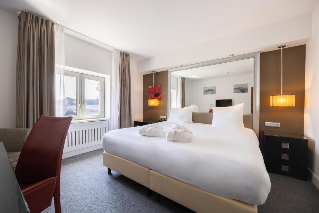 Postel nebo postele na pokoji v ubytování Grand Hotel Amrâth Kurhaus The Hague Scheveningen