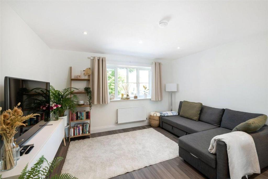 Gallery image of 2 Bedroom 2 Bathrooms Parking Electric Charger Juliet Balcony Close to Reigate Station Centre - 2230 in Reigate