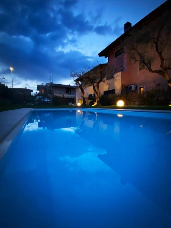 Bazén v ubytování Le Logge del Garda nebo v jeho okolí