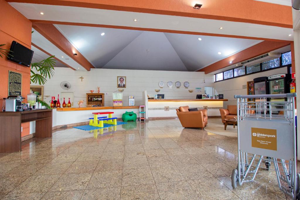 Uma TV ou centro de entretenimento em Hotel Golden Park Ribeirão Preto by Nacional Inn