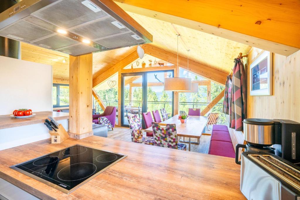 Kuchyňa alebo kuchynka v ubytovaní Alpenchalets Reiteralm by ALPS RESORTS