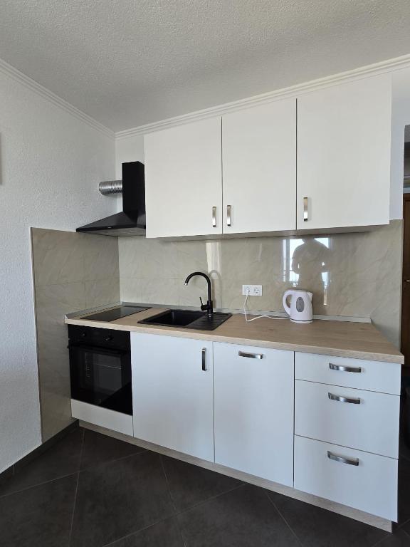 Kuchyňa alebo kuchynka v ubytovaní Apartments Blaža