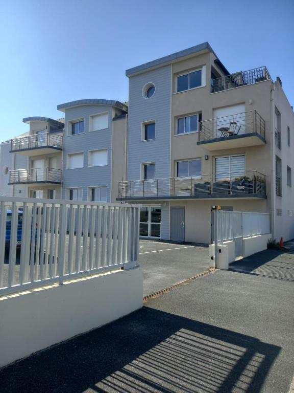 Photo de la galerie de l'établissement Rêve Bleu - Vue mer exceptionnelle - Wifi - draps et serviettes inclus - Balcon avec mobilier de jardin, à Penmarcʼh