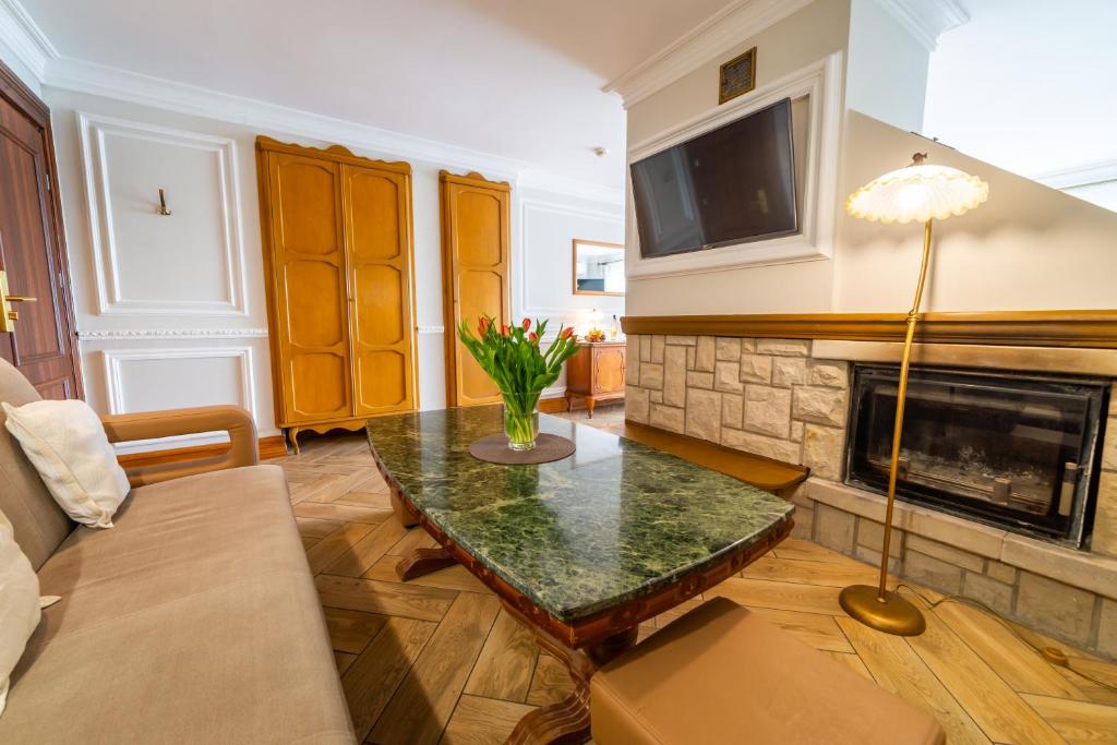 Televízia a/alebo spoločenská miestnosť v ubytovaní Hotel Solar Palace SPA & Wellness