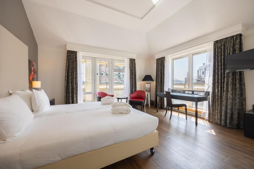Postel nebo postele na pokoji v ubytování Grand Hotel Amrâth Kurhaus The Hague Scheveningen