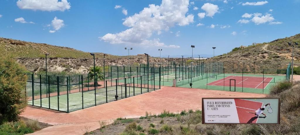 Tenis a/nebo squash v ubytování Beautiful apartment Enjoy, with a shared pool nebo okolí
