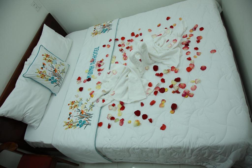 Postel nebo postele na pokoji v ubytování An Bình Tài Hotel