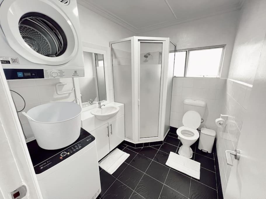 Un baño de Gladstone Gem 9 - Suva CBD 2 Bedroom Apartment