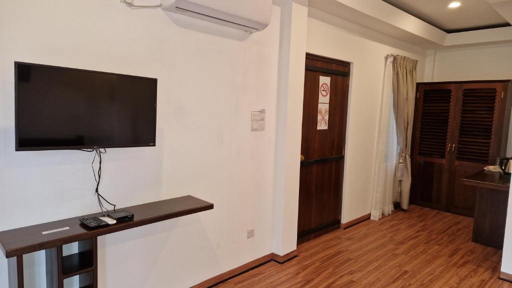 MILLET'S FOOD COMPANY AND COOKING CENTER - 9