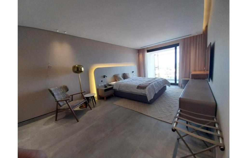 Postel nebo postele na pokoji v ubytování Serviced apartment, North coast