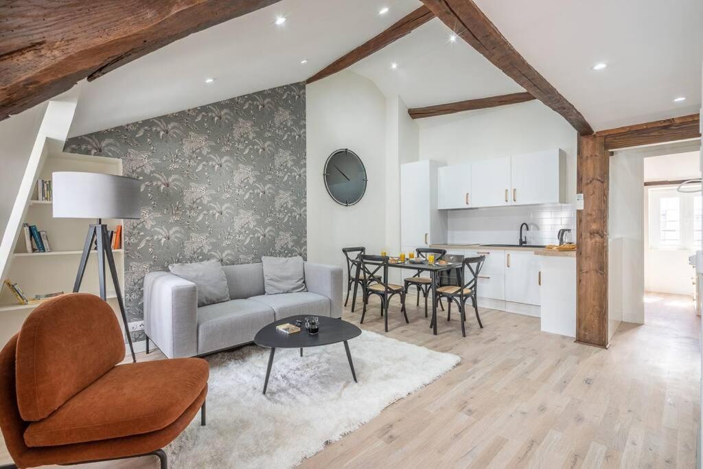 un salon avec un canapé et une table dans l'établissement 5#Two Bedrooms#Champs Elysées#Arc de Triomphe#AC, à Paris