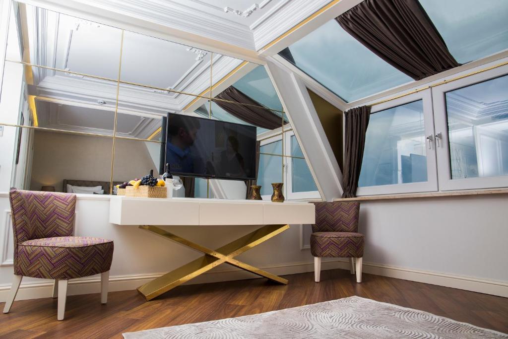 TV a/nebo společenská místnost v ubytování Mina Hotel - Special Category