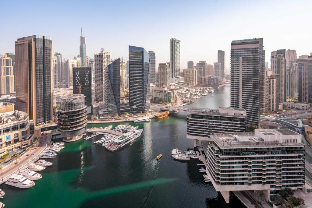 - une vue sur une ville avec des bateaux dans l'eau dans l'établissement GuestReady - Full Marina View at Bay Central, à Dubaï