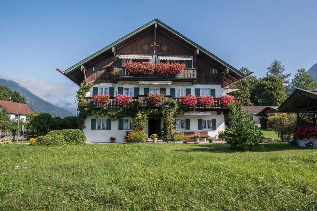 a house with flowers on the side of it at Ferienwohnung Zugspitzblick in Farchant