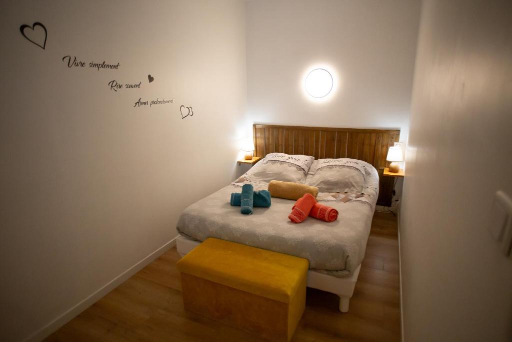 1 dormitorio con 1 cama con 2 almohadas en Le Cyprès - Charmant, Agréable et Tout Confort en Béziers