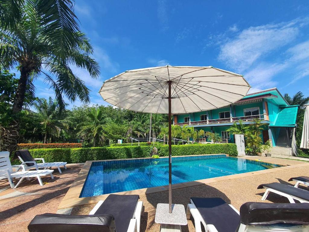 Bazén v ubytování Tum Mai Kaew Lanta Resort nebo v jeho okolí
