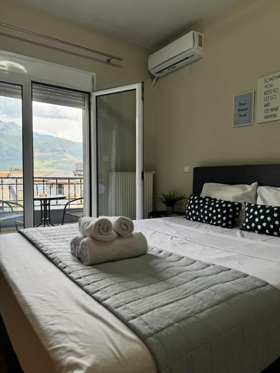 sypialnia z łóżkiem i dwoma ręcznikami na nim w obiekcie Top Line & Modern Apartments in Ioannina w mieście Janina