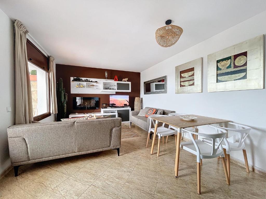 Posedenie v ubytovaní LETS HOLIDAYS SEA VIEWS APARTMENT & POOL in SA GABARRA