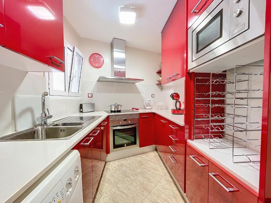 Kuchyňa alebo kuchynka v ubytovaní LETS HOLIDAYS SEA VIEWS APARTMENT & POOL in SA GABARRA