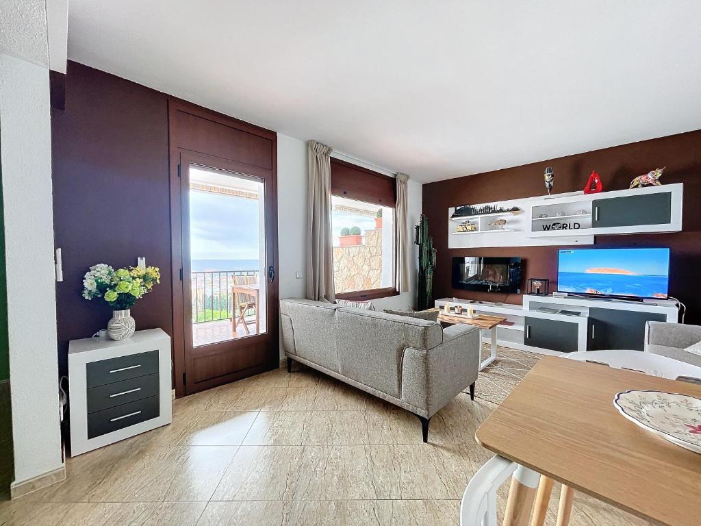 Kuchyňa alebo kuchynka v ubytovaní LETS HOLIDAYS SEA VIEWS APARTMENT & POOL in SA GABARRA