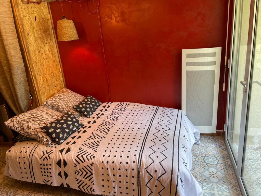 a bedroom with a bed with pillows on it at Le Pélican in Saint-Georges-de-Didonne