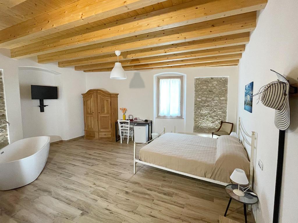 Postel nebo postele na pokoji v ubytování Le Logge del Garda