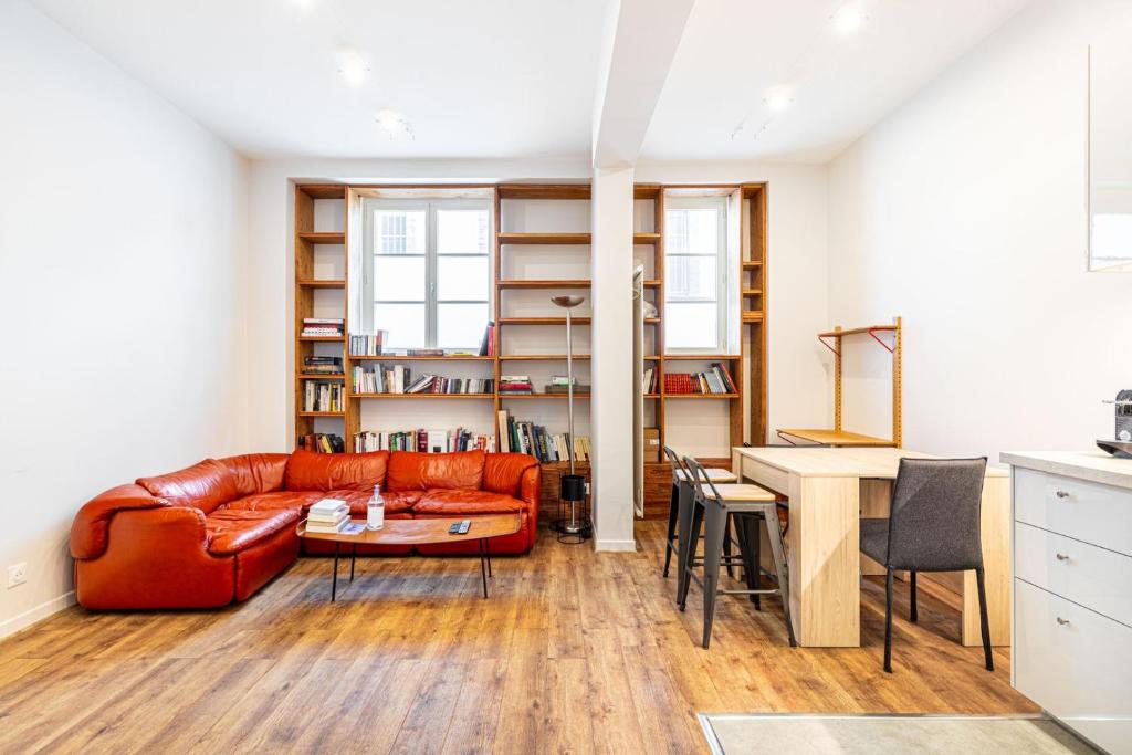 un salon avec un canapé et une table dans l'établissement GuestReady - Confort Moderne près des Invalides, à Paris