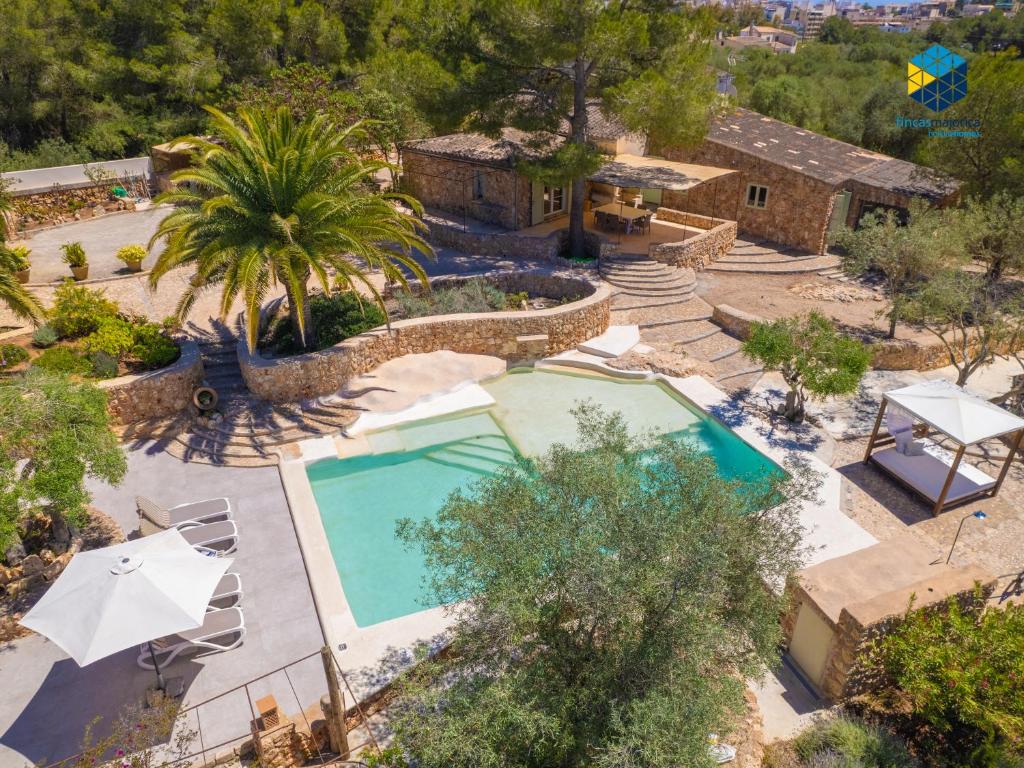 einen Blick über den Pool in einem Resort in der Unterkunft Finca es Nou in Porto Cristo