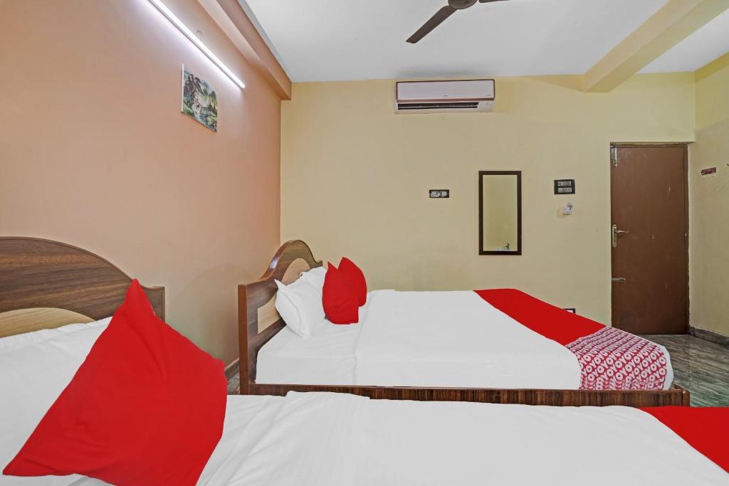 Postel nebo postele na pokoji v ubytování Hotel O T.Nagar
