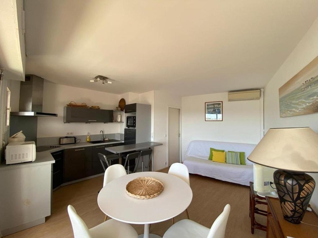 eine Küche und ein Wohnzimmer mit einem Tisch und Stühlen in der Unterkunft Appartement Capbreton, 2 pièces, 4 personnes - FR-1-413-101 in Capbreton