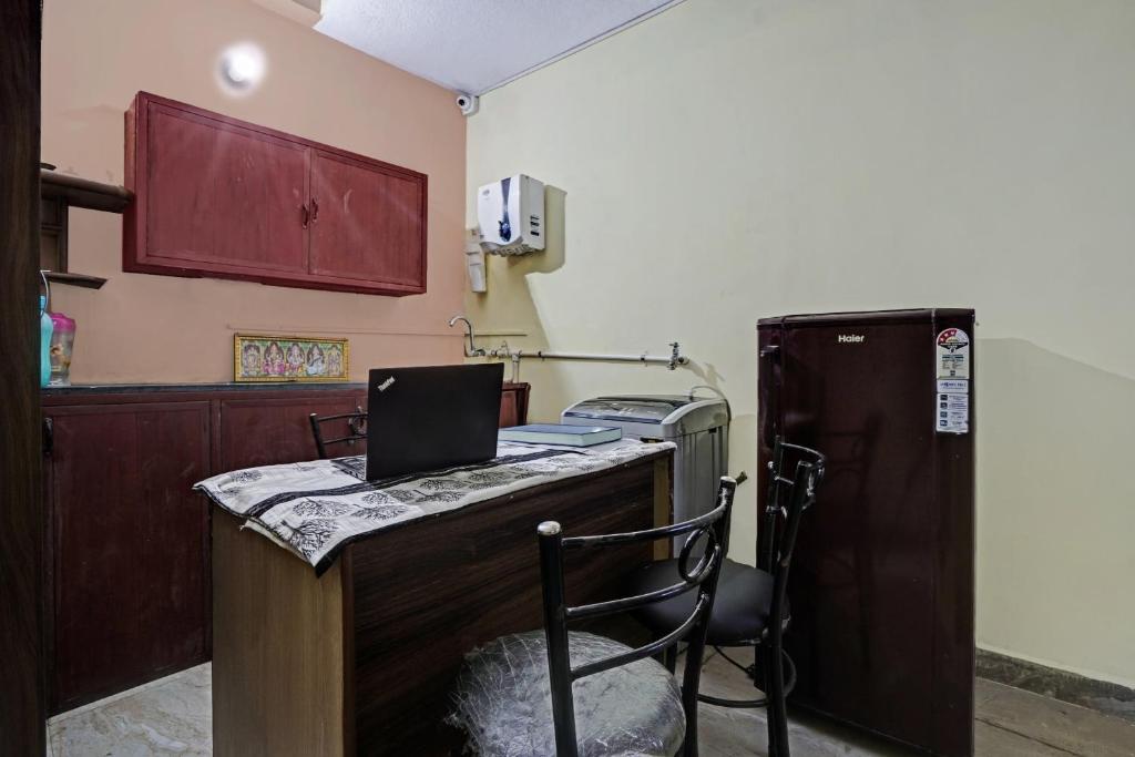 Kuchyň nebo kuchyňský kout v ubytování Hotel O T.Nagar
