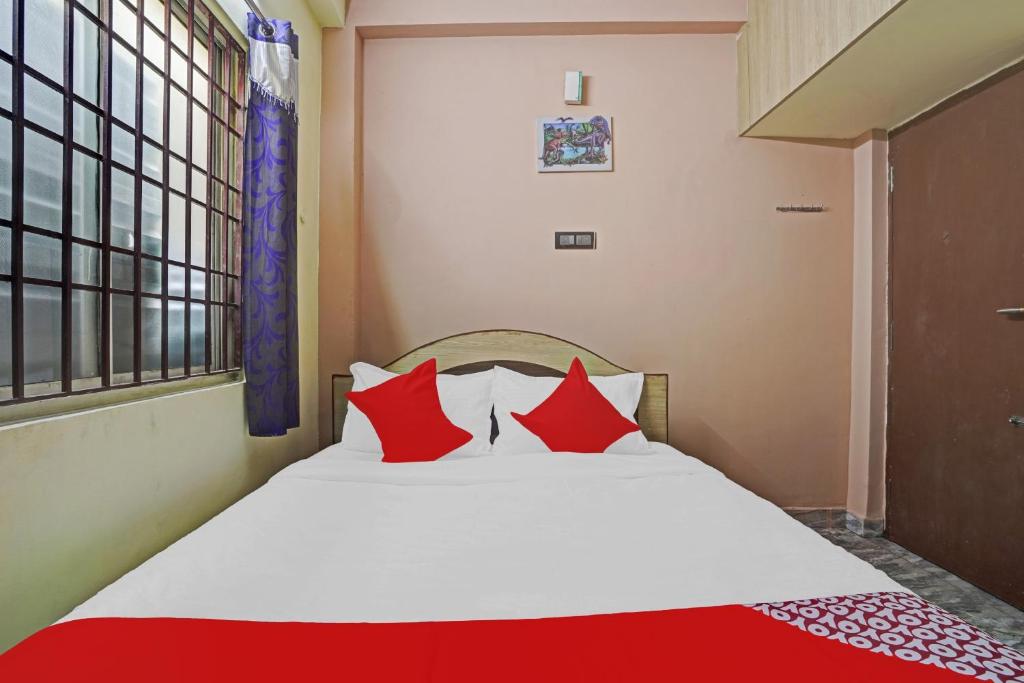 Postel nebo postele na pokoji v ubytování Hotel O T.Nagar
