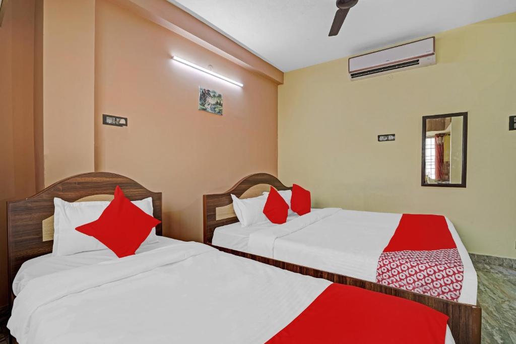 Postel nebo postele na pokoji v ubytování Hotel O T.Nagar