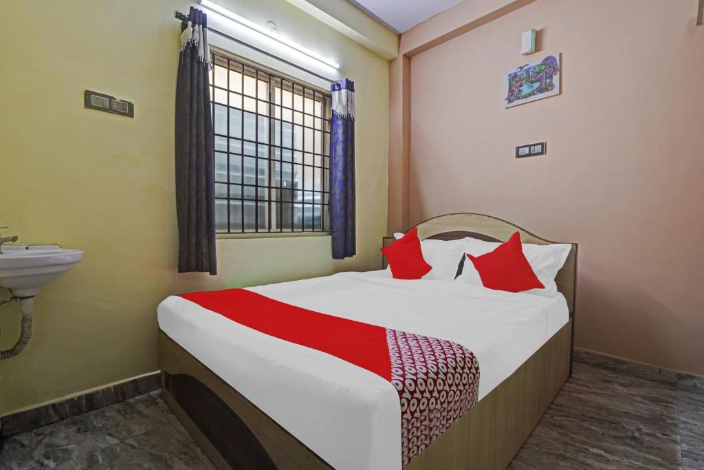 Postel nebo postele na pokoji v ubytování Hotel O T.Nagar