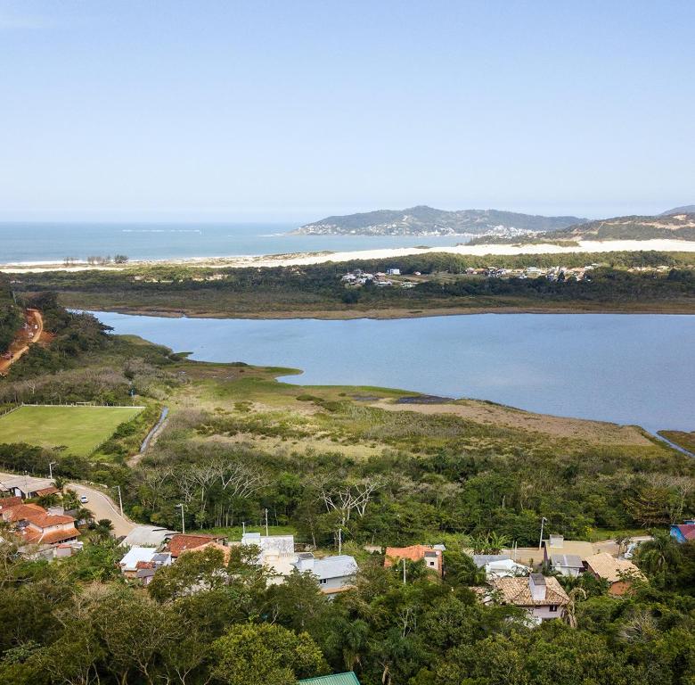 加羅帕巴的住宿－Vista para o Mar Dunas e Lagoa em Garopaba，城市和水体的空中景观
