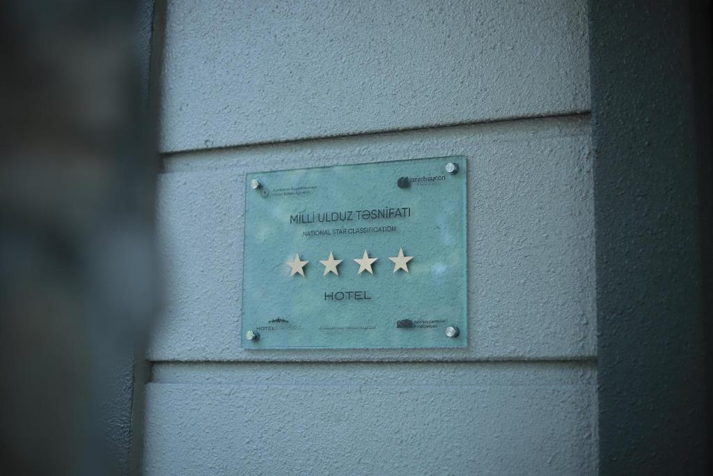 um sinal na lateral de um edifício com três estrelas em VOGUE HOTEL RESORT AND SPA - Nabran em Nabran