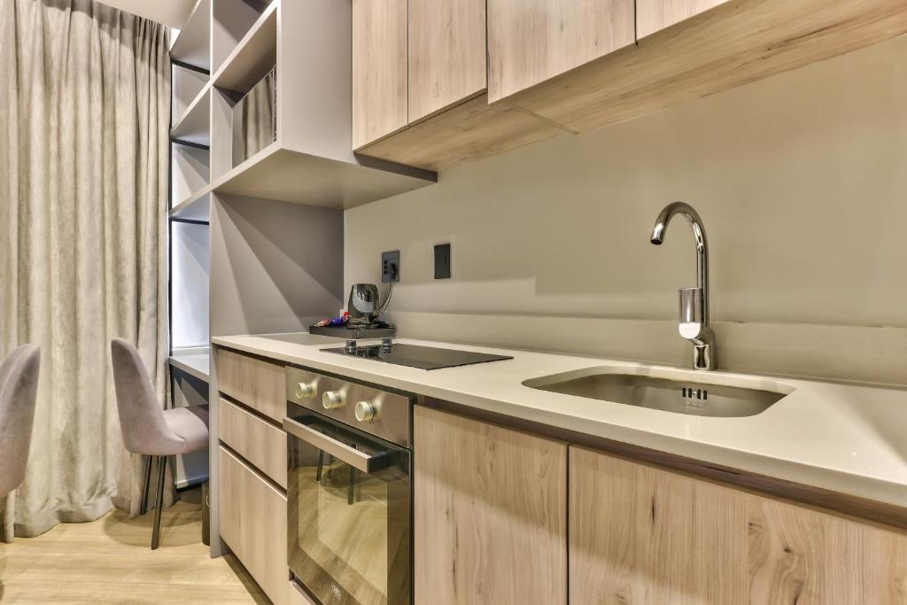 Kuchyň nebo kuchyňský kout v ubytování WINK Aparthotel One Thibault