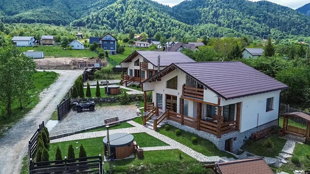 z góry widok na dom w górach w obiekcie Green Hill Resort w mieście Zărneşti