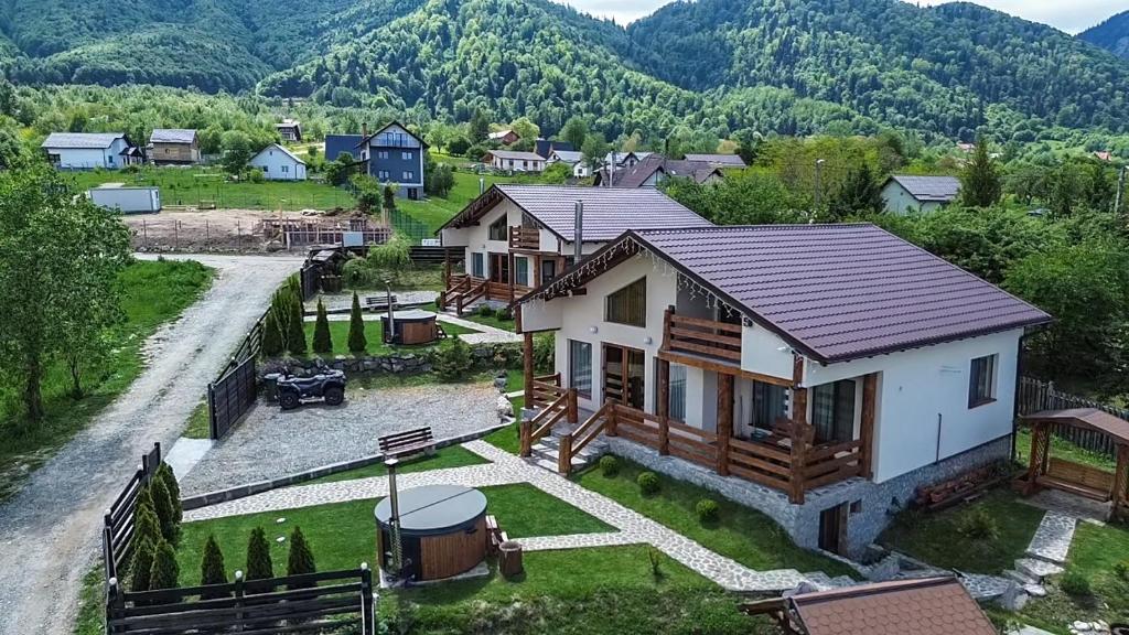 O vedere generală la munți sau o vedere la munte luată de la această cabană
