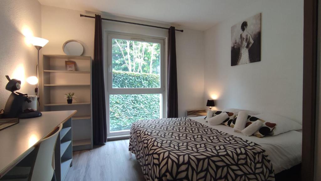 - une chambre avec un lit et une grande fenêtre dans l'établissement Neoresid - Résidence du Parc, à Reims
