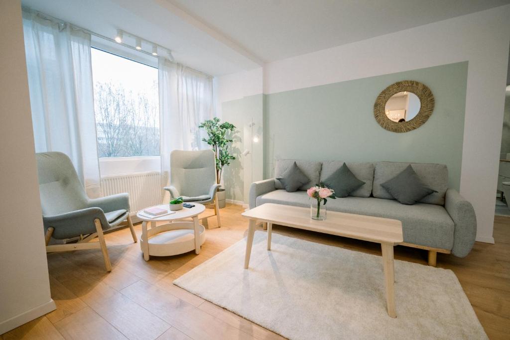 una sala de estar con un sofá y una mesa en Urban Nest by the Station, en Bucarest