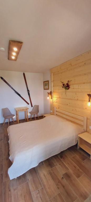 Postel nebo postele na pokoji v ubytování Willa Julia-pokoje w centrum, ogród, sauna, grill