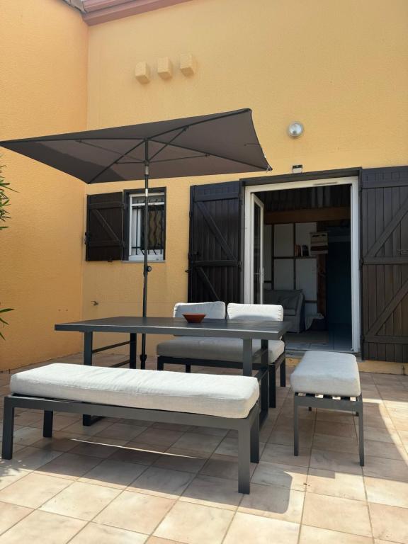 - une table de pique-nique avec deux bancs et un parasol dans l'établissement La plage à 2min à pied, 2 extérieurs,wifi,Clim, au Barcarès