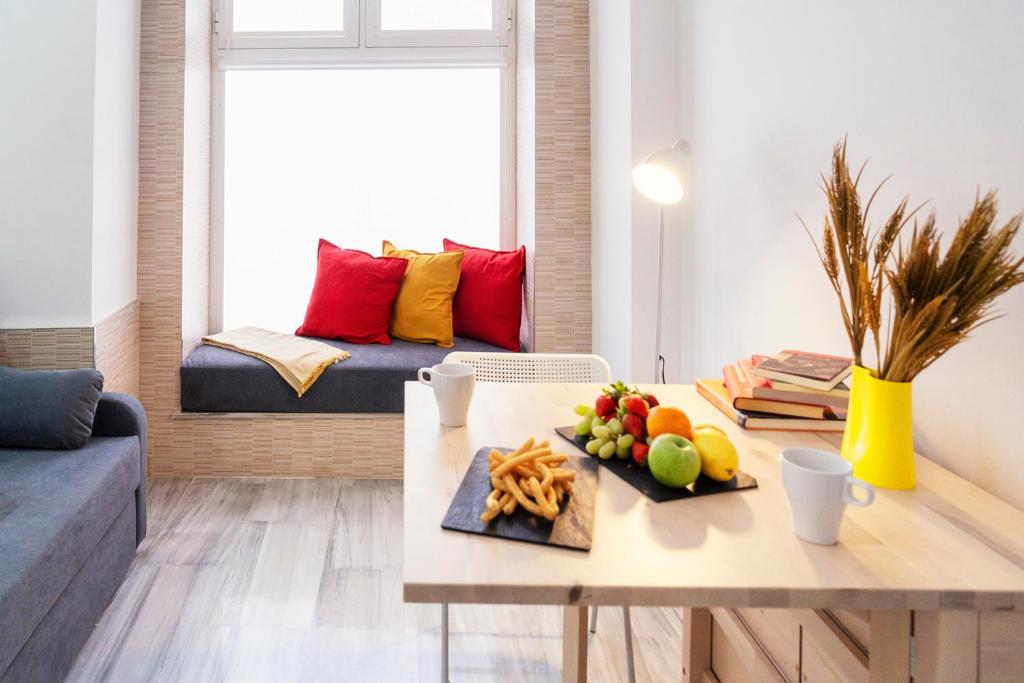 a living room with a table with fruit on it at Summerlandrota Veracruz28 in Rota
