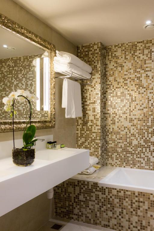 Adams Beach Hotel & Spa - 