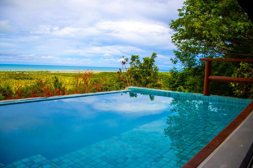 uma piscina com vista para o oceano em Ecolodge Praia de Gravatá - Pernambuco- Brasil em São José da Coroa Grande